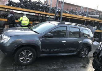 Aripa stanga fata cu mic defect Dacia Duster 1 AMBIANCE Suv 4*2 An 2013 Motor 1.5 Dci Diesel