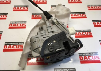 Broasca usa stanga spate VW Passat B7 cod: 3c4839015a