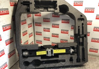 Cric cu spuma si cheie Audi A4 B8: 8T0012109A [Fabr 2008-2015]