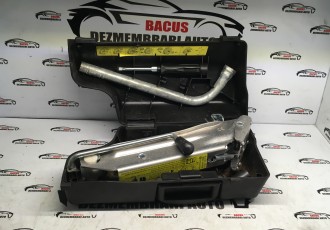 Cric Volkswagen Golf 5 (2004-2009) 2.0 Motorina 2008, 8L0011031A