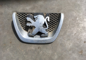 Emblema Peugeot 207 facelift cod: 9649670480