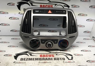 Grila centrala aer cu buton avarii si panou ac Hyundai I20 1.3i  2013 cod- 93750-1J510 4X