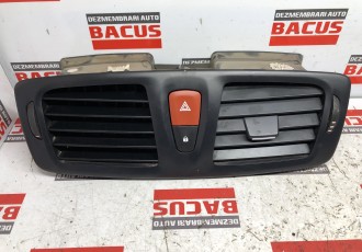 Grila Ventilatie Aer Bord Cu Buton Avarii Renault Megane 3 Cod : 8200214896A