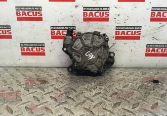 Pompa vacuum avand codul 03L145100F pentru Audi A4 B8