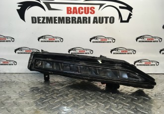 PROIECTOR SKODA SUPERB DREAPTA 3V0941700B CU DEFECT 