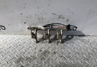 Rampa injectoare Ford Focus 3 an 2014 BENZINA cod piesa DM5G9H487AA