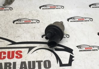 Senzor presiune combustibil 1.6 fsi Volkswagen Golf 5 (2003 - 2009)  058133517b