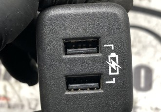 Soclu, priza de alimentare accesorii USB Opel Insignia B 13598459